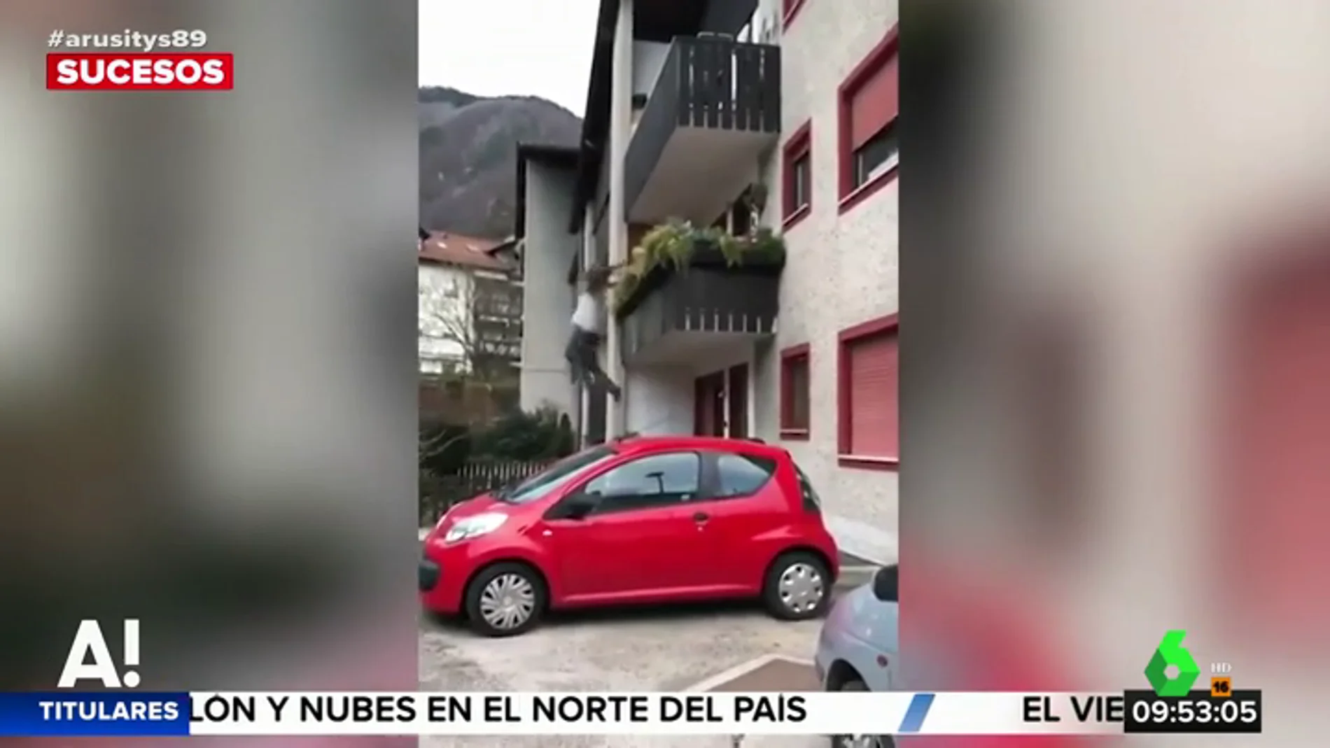 Un hombre cae al vacío desde su balcón en plena discusión con un vecino