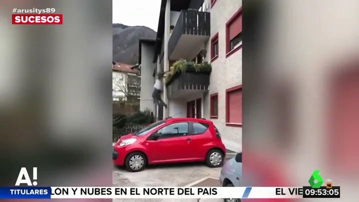 Un hombre cae al vacío desde su balcón en plena discusión con un vecino