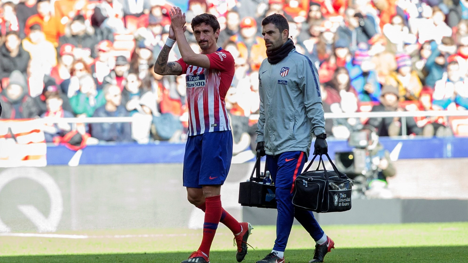 Savic aplaude a la afición en el Wanda Metropolitano