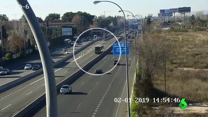 Imagen del bus-VAO que circuló en dirección contraria por Madrid