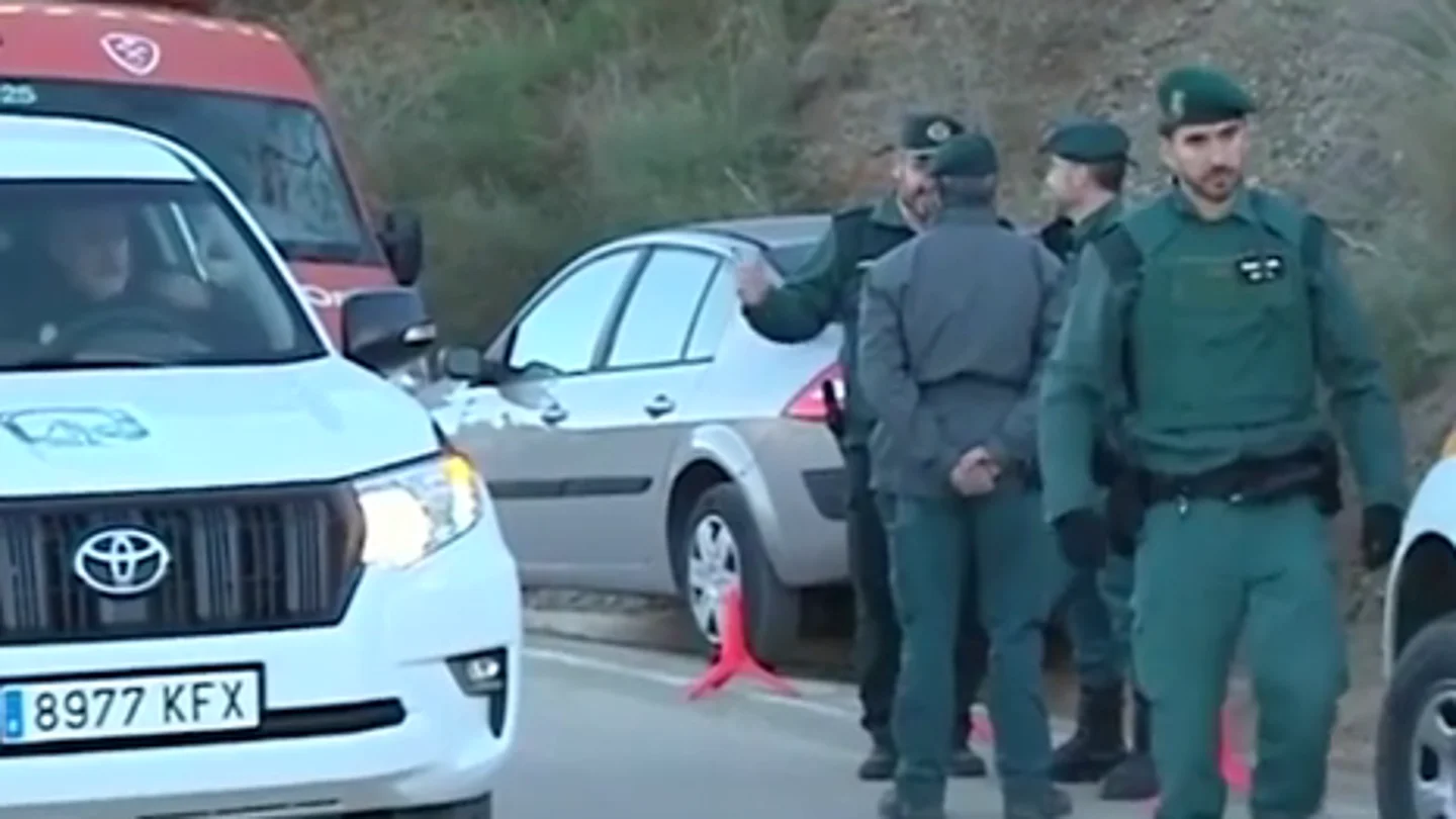 Agentes de la Guardia Civil durante la búsqueda de Yulen, el niño de dos años que cayó a un pozo en Totalán, Málaga Agentes de la Guardia Civil durante la búsqueda de Yulen, el niño de dos años que cayó a un pozo en Totalán, Málaga