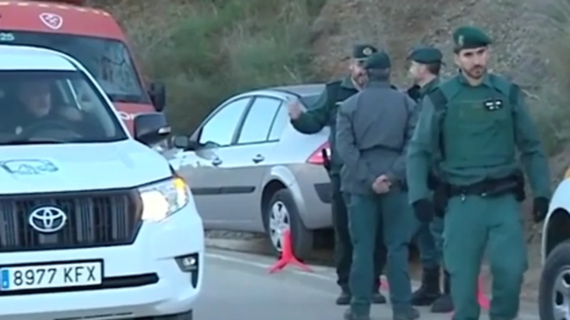 Agentes de la Guardia Civil durante la búsqueda de Yulen, el niño de dos años que cayó a un pozo en Totalán, Málaga