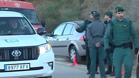 Agentes de la Guardia Civil durante la búsqueda de Yulen, el niño de dos años que cayó a un pozo en Totalán, Málaga