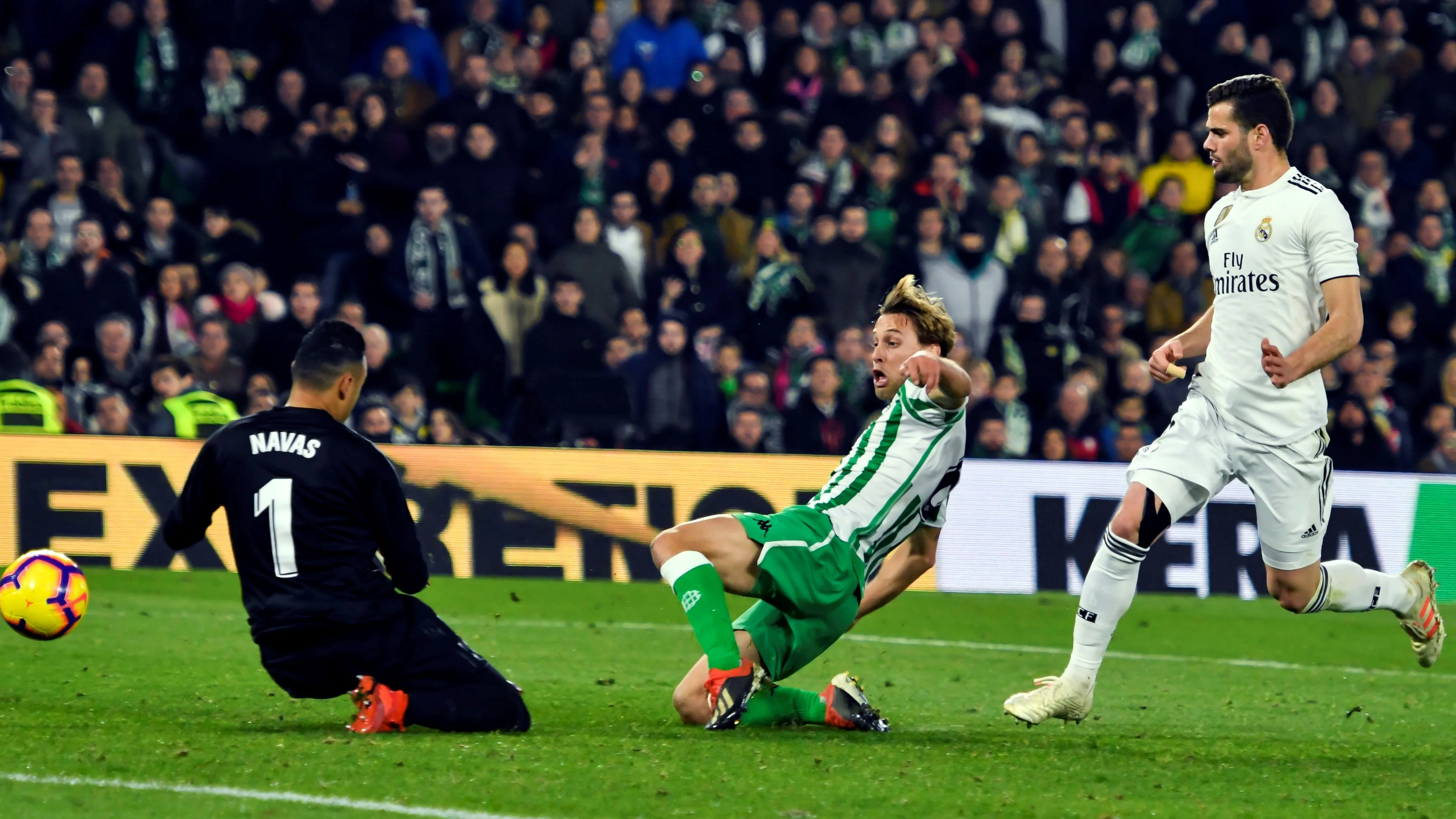 Sergio Canales, en el momento de anotar el 1-1 en el Villamarín