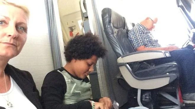 La madre y su hija en el suelo del avión La madre y su hija en el suelo del avión