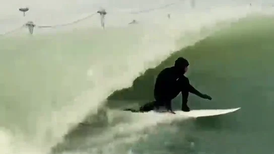 Lewis Hamilton se 'pasa' al surf: increíble 'tubo' del británico en el 'surf ranch' de Kelly Slater Lewis Hamilton se 'pasa' al surf: increíble 'tubo' del británico en el 'surf ranch' de Kelly Slater