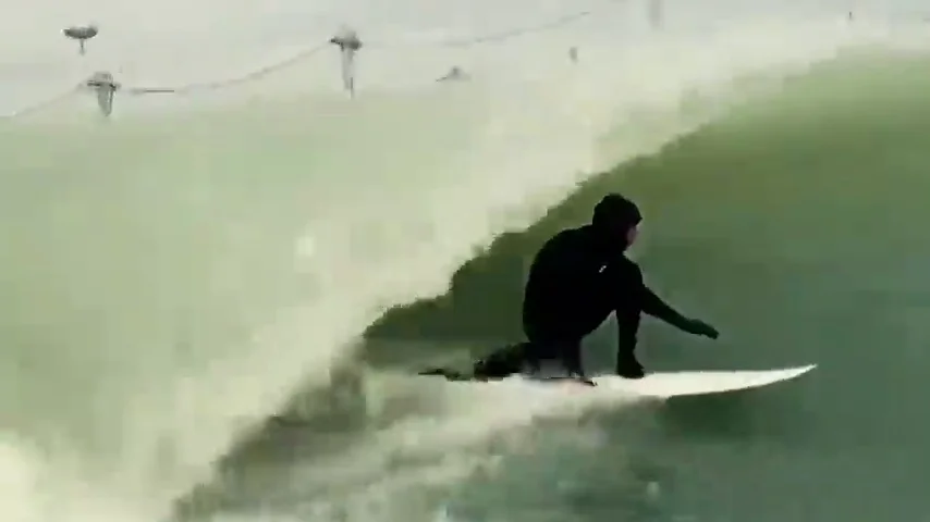 Lewis Hamilton se 'pasa' al surf: increíble 'tubo' del británico en el 'surf ranch' de Kelly Slater