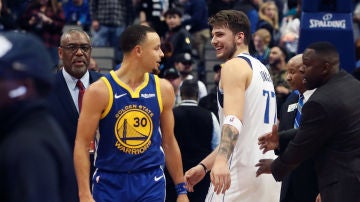 Curry y Doncic se cruzan en mita de la pista