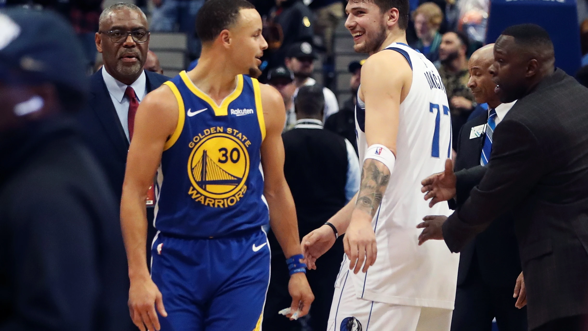 Curry y Doncic se cruzan en mita de la pista