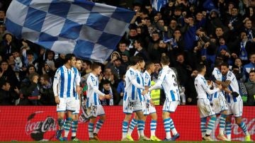 Los jugadores de la Real Sociedad celebran un gol