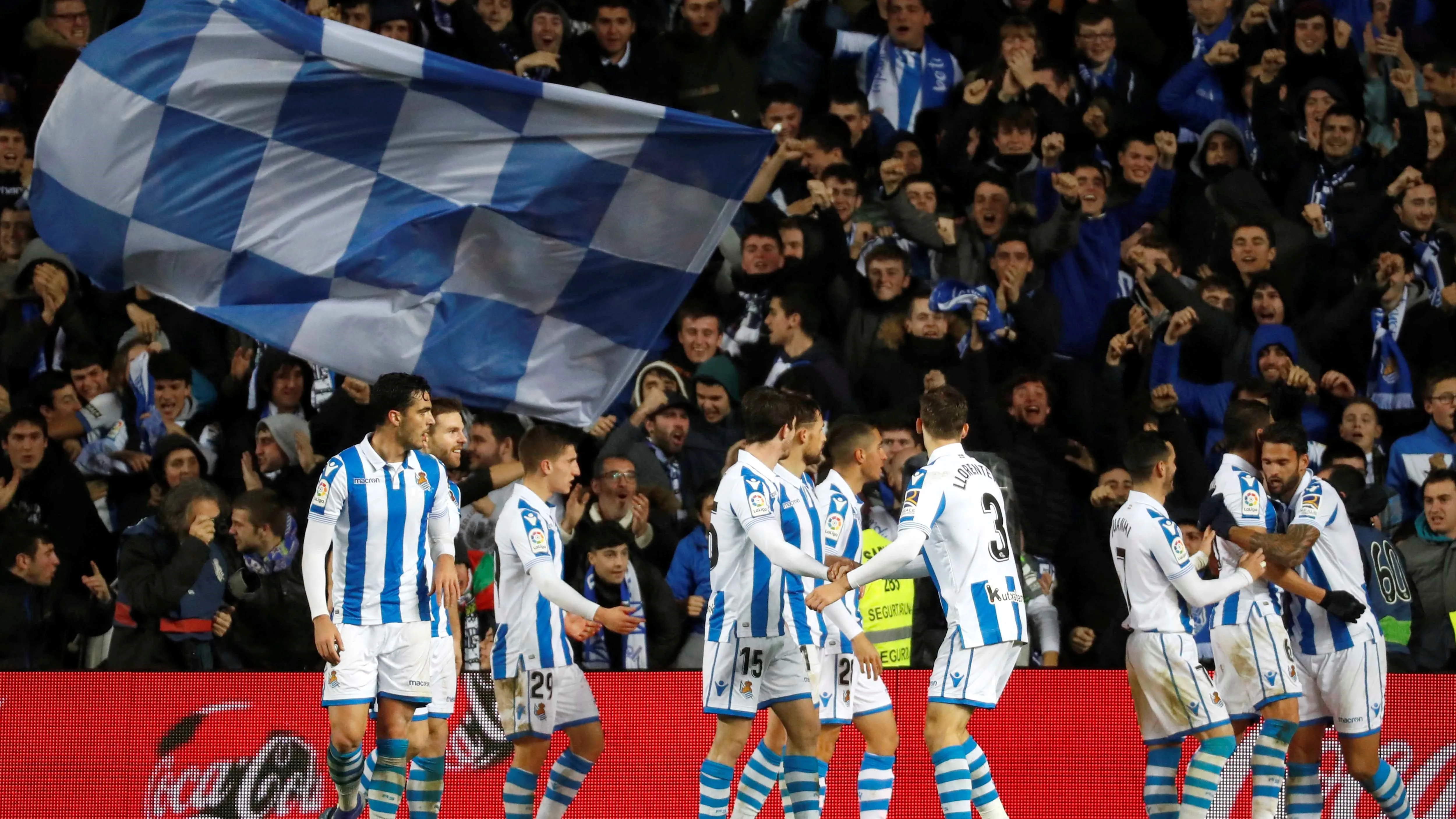 Los jugadores de la Real Sociedad celebran un gol