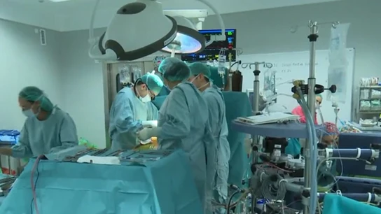 Imagen de archivo de unos cirujanos realizando una operación en quirófano Imagen de archivo de unos cirujanos realizando una operación en quirófano
