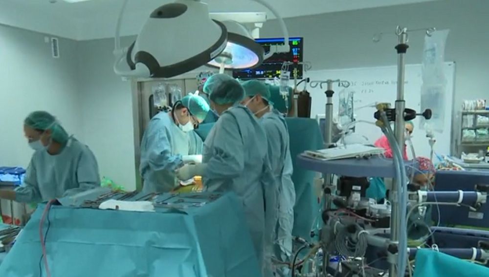 Imagen de archivo de unos cirujanos realizando una operación en quirófano