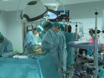 Imagen de archivo de unos cirujanos realizando una operación en quirófano Imagen de archivo de unos cirujanos realizando una operación en quirófano