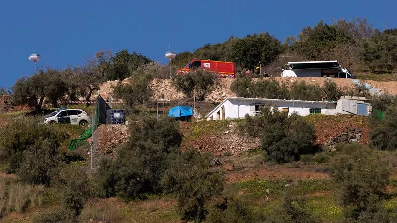 Miembros de la Guardia Civil en los alrededores de la finca privada en Totalán