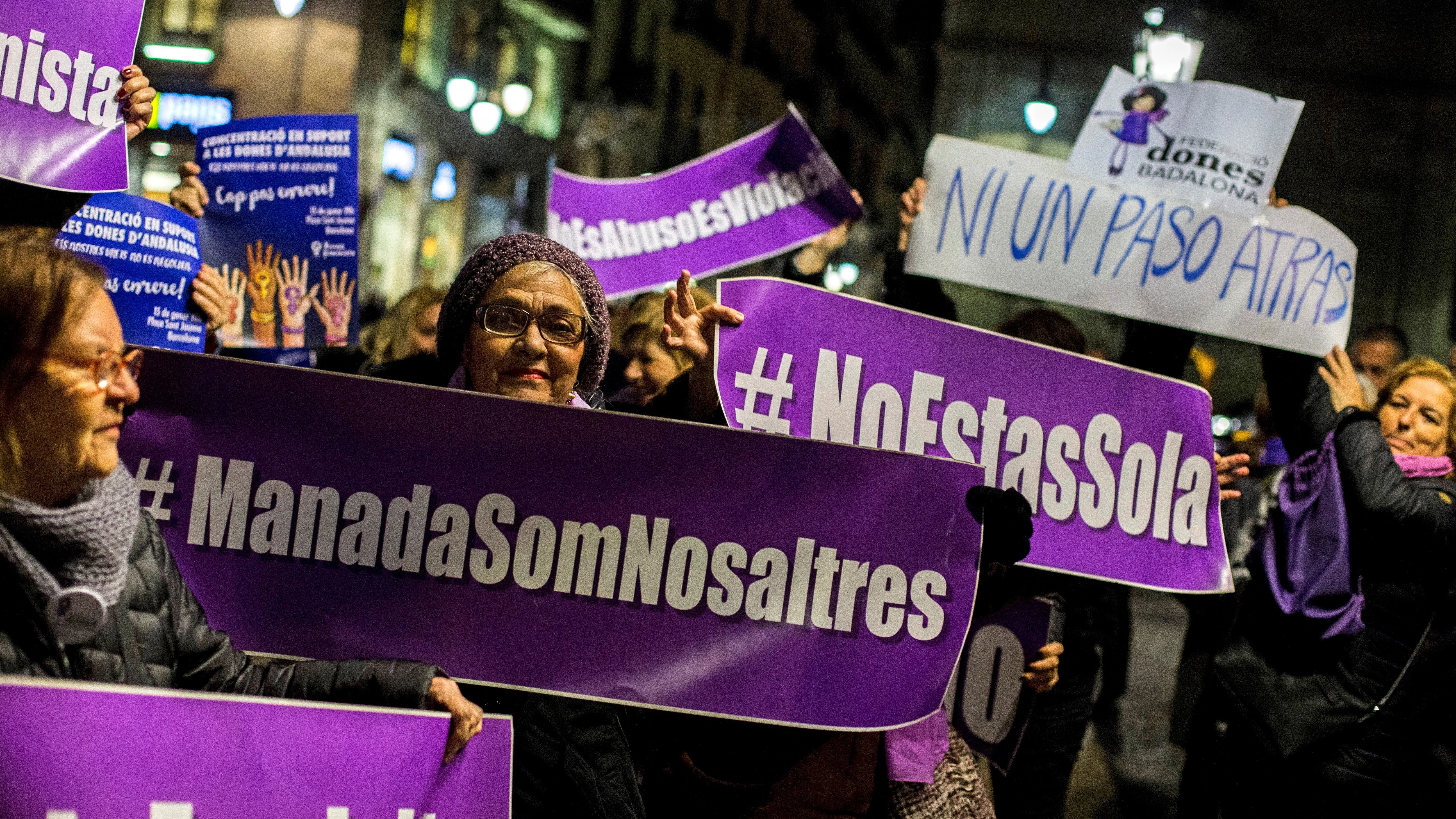 Centenares de mujeres claman contra el machismo en Barcelona