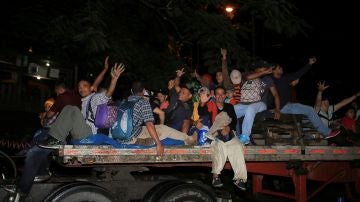 Decenas de migrantes procedentes de Honduras se dirigen a la frontera de EEUU.