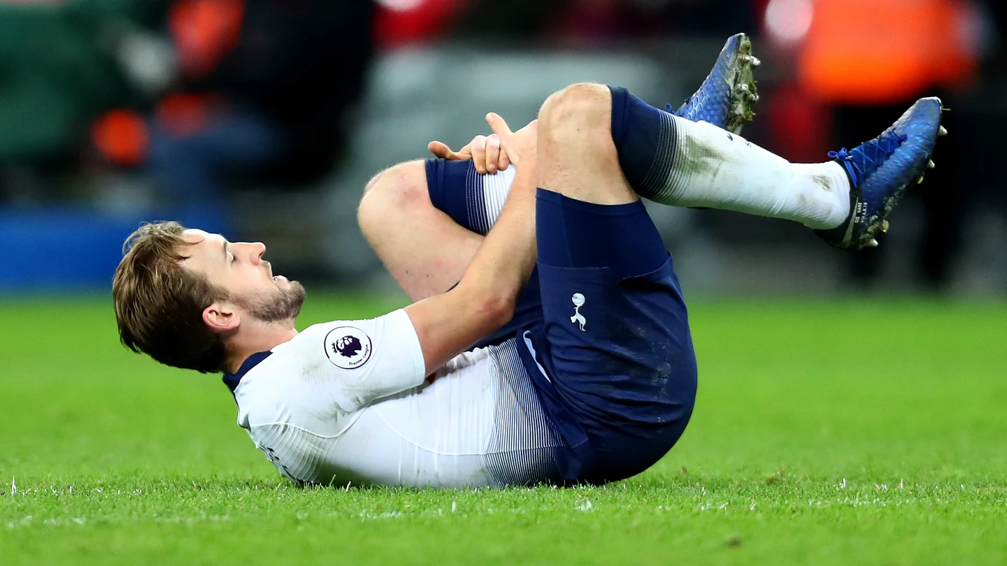 Harry Kane, tendido en el suelo tras sufrir un golpe en su pie Harry Kane, tendido en el suelo tras sufrir un golpe en su pie