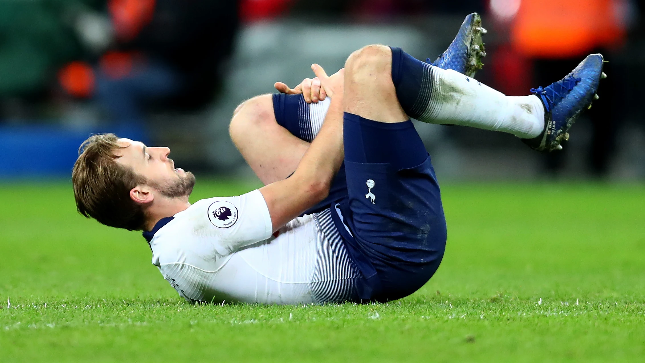 Harry Kane, tendido en el suelo tras sufrir un golpe en su pie