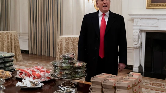 Trump recibe a un equipo universitario en la Casa Blanca con Burger King y McDonald's. Trump recibe a un equipo universitario en la Casa Blanca con Burger King y McDonald's.