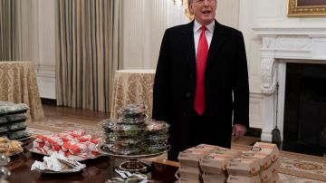 Trump recibe a un equipo universitario en la Casa Blanca con Burger King y McDonald's.