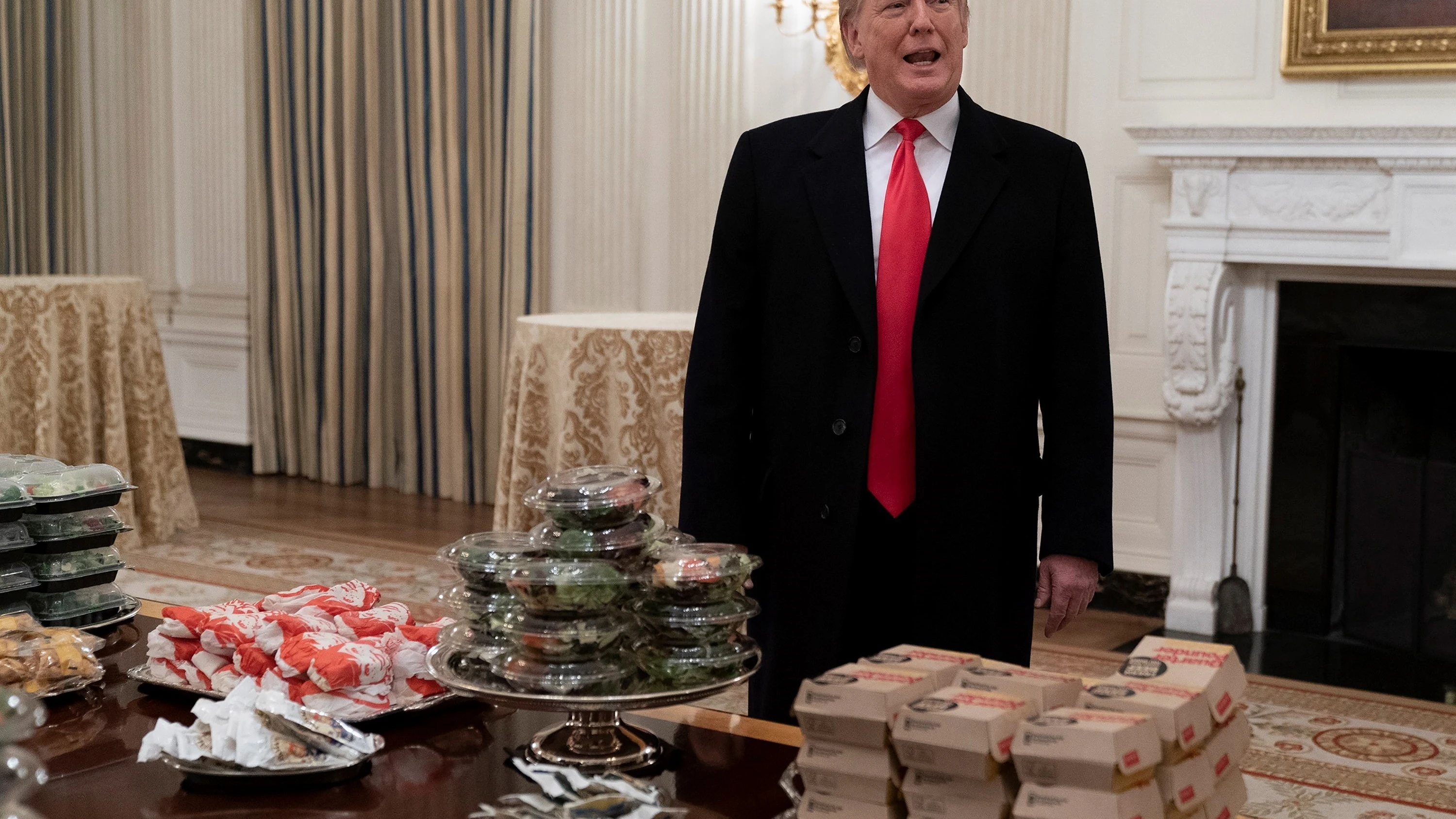 Trump recibe a un equipo universitario en la Casa Blanca con Burger King y McDonald's.