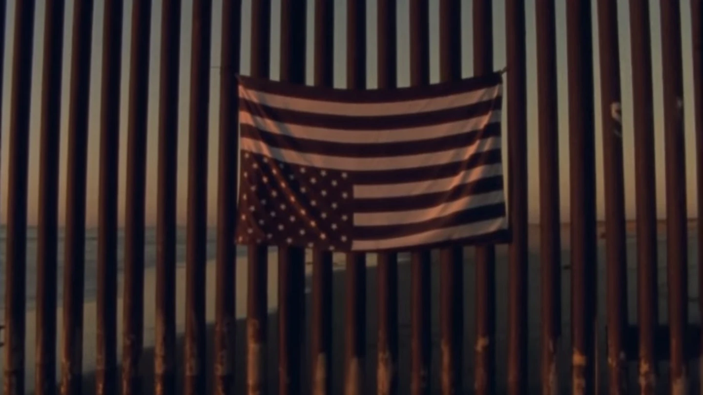 Fotograma del videoclip de "Land of the free" Fotograma del videoclip de "Land of the free"