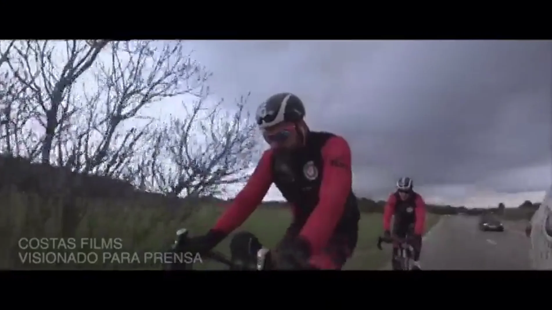 El vídeo del brutal atropello al actor Dani Rovira mientras rodaba un documental en bicicleta