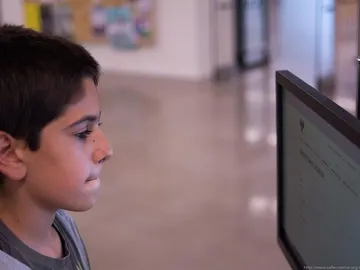 Niño programando Niño programando