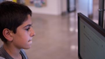 Niño programando Niño programando