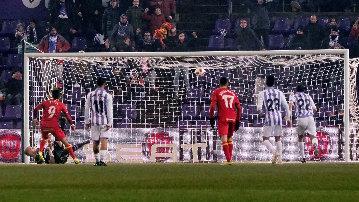 Ángel lanza y marca el penalti para el Getafe Ángel lanza y marca el penalti para el Getafe