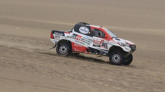 Al-Attiyah, en una etapa del Dakar