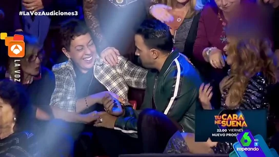 El surrealista momento en que unas mujeres del público de 'La Voz' consuelan a Luis Fonsi tras 'derrumbarse' El surrealista momento en que unas mujeres del público de 'La Voz' consuelan a Luis Fonsi tras 'derrumbarse'