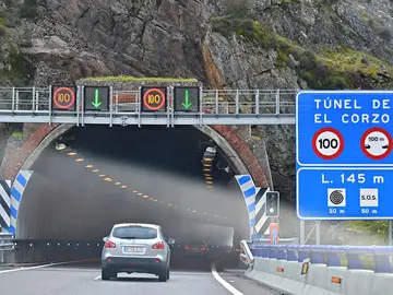 Coche entrando en un túnel Coche entrando en un túnel