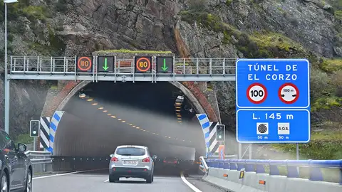 Coche entrando en un túnel Coche entrando en un túnel