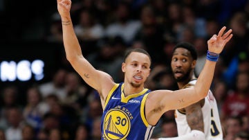 Stephen Curry celebra una canasta ante los Nuggets