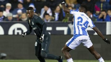 Vinicius regatea a su rival en el partido ante el Leganés