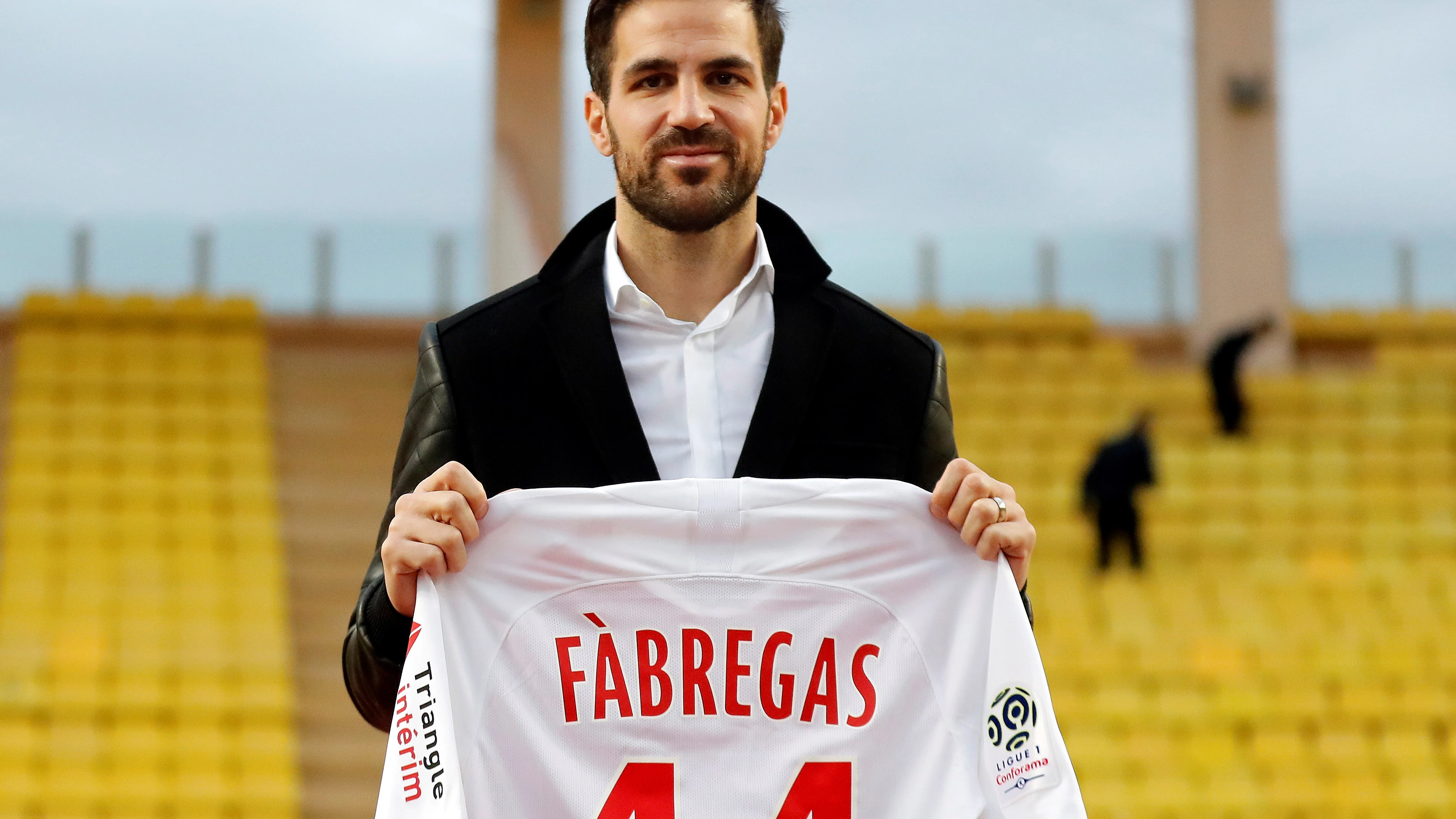 Cesc Fábregas posa sonriente con la camiseta del Mónaco