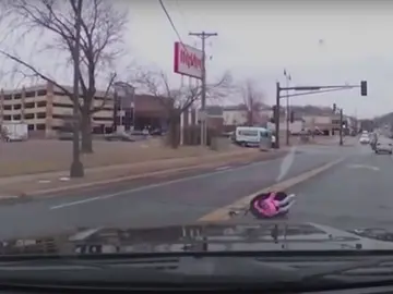 Una niña cae de un coche en marcha Una niña cae de un coche en marcha