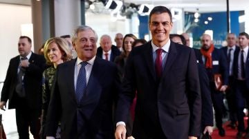 El presidente del Gobierno español, Pedro Sánchez, junto al presidente del Parlamento Europeo, Antonio Tajani