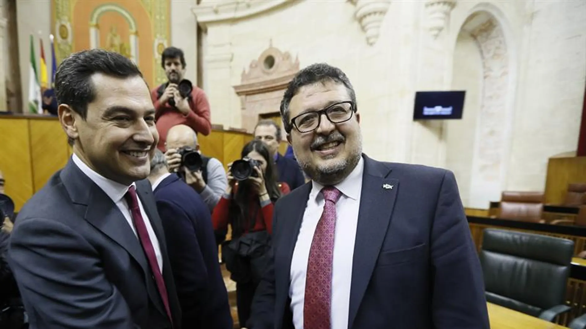 El líder del PP-A, Juanma Moreno, es felicitado por el líder de Vox, Francisco Serrano,