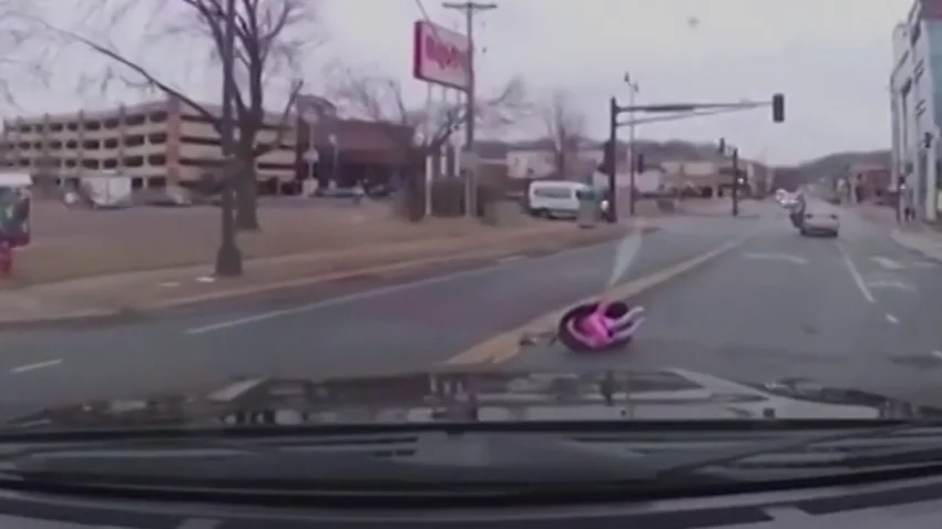 Una bebé cae con su sillita desde un coche en marcha en plena calle