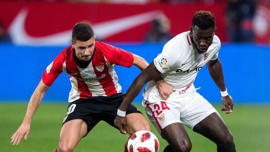 Guruzeta y Gnagnon luchan por el bal&oacute;n