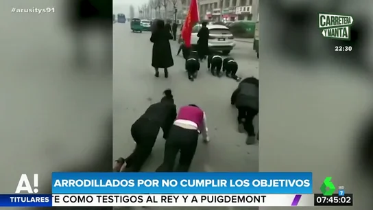 El humillante castigo de un empresario a sus trabajadores: les hace salir a la calle arrodillados por no cumplir los objetivos El humillante castigo de un empresario a sus trabajadores: les hace salir a la calle arrodillados por no cumplir los objetivos