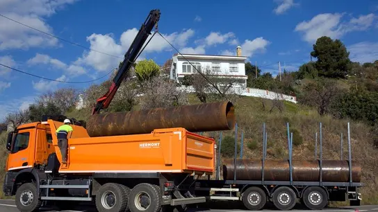 Un camión descarga tuberías que se utilizarán en las labores de rescate de Julen Un camión descarga tuberías que se utilizarán en las labores de rescate de Julen