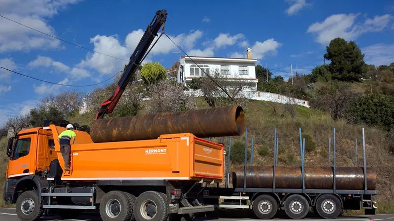 Un camión descarga tuberías que se utilizarán en las labores de rescate de Julen