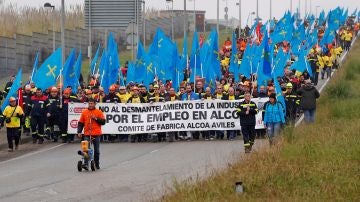 Trabajadores de Alcoa durante una concentración en Avilés.