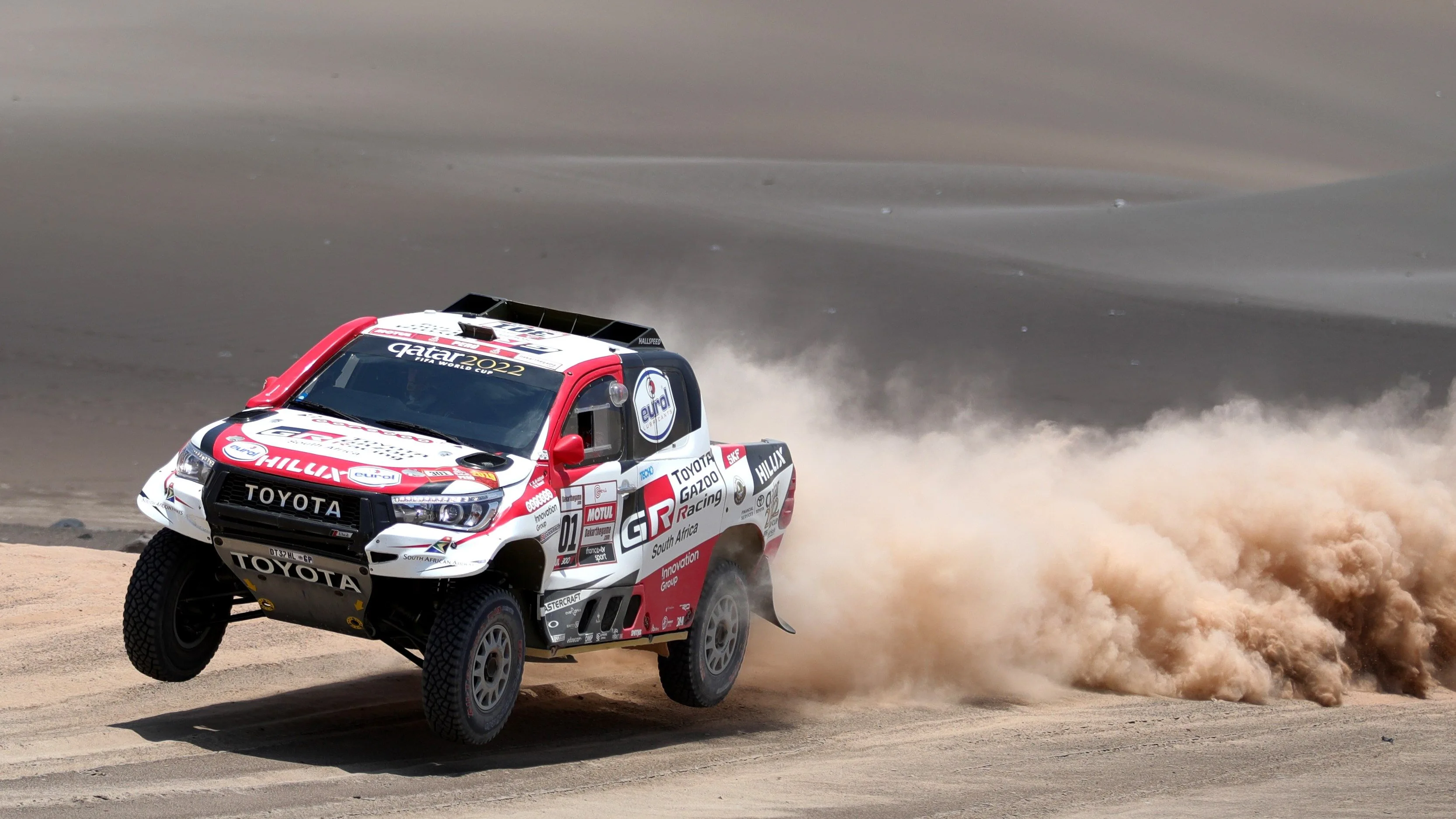 Al-Attiyah circula por las dunas en el Dakar