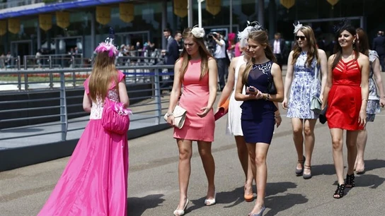 Varias mujeres con falda caminan por una calle de Reino Unido Varias mujeres con falda caminan por una calle de Reino Unido