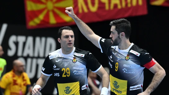 Aitor Arino y Raúl Entrerríos celebran la victoria de España Aitor Arino y Raúl Entrerríos celebran la victoria de España